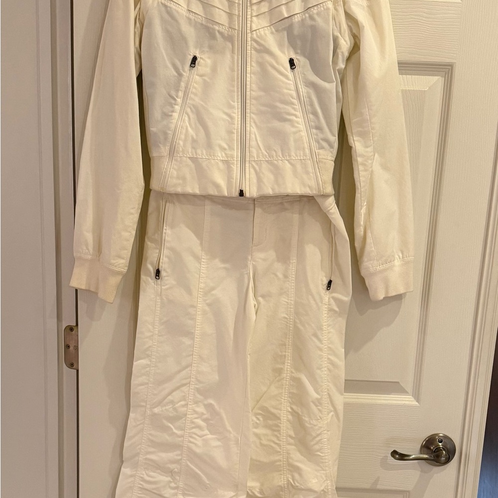 Nike Women’s Cream convertible, jacket, and pants set xsmall